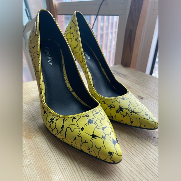 Calvin Klein Rare Black and Yellow Floral Print Heels - Picture 3 of 11